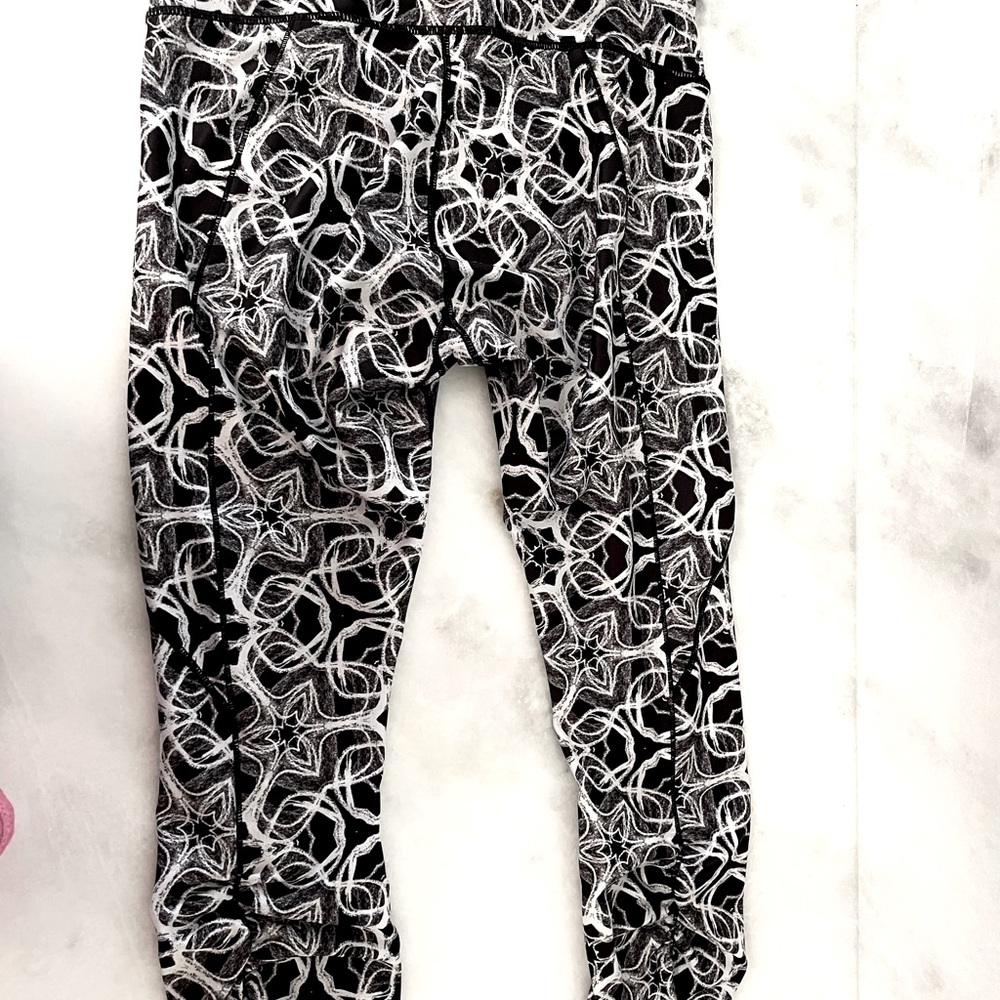 Calia by Carrie Underwood size medium leggings🖤🤍